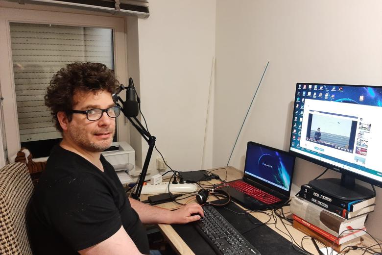 Stefan Maubach recording a video